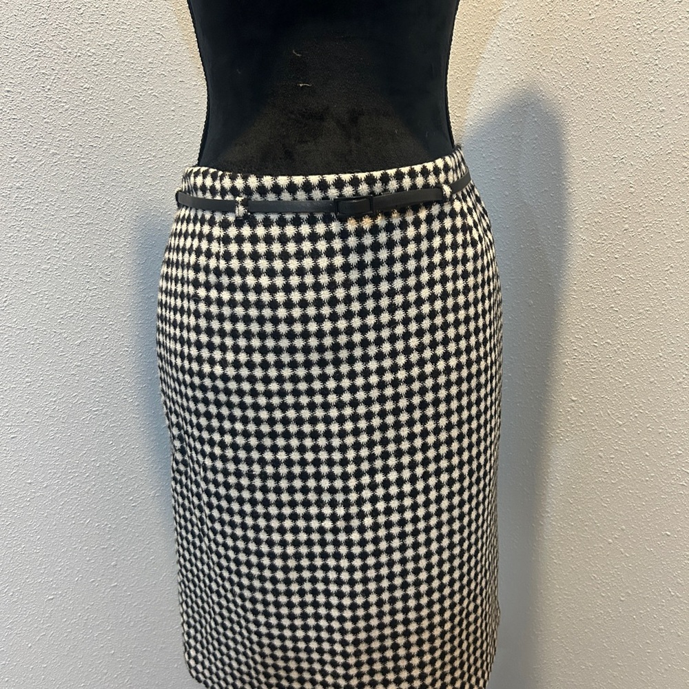 Chic Black and White Houndstooth Skirt